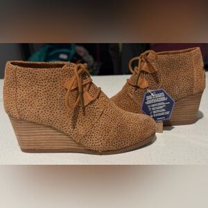 NWT Women's TOMS Suede Wedge Ankle Booties Size 7
